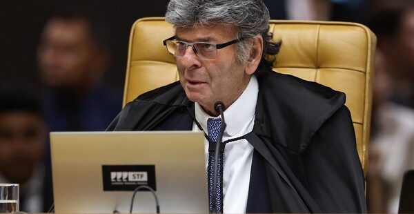 Ministro Luiz Fux suspende decisão de Flávio Dino e restabelece ordem do TSE para remover posts sobre Nossa Senhora Aparecida e Flávio Bolsonaro. Decisão final vai a Plenário