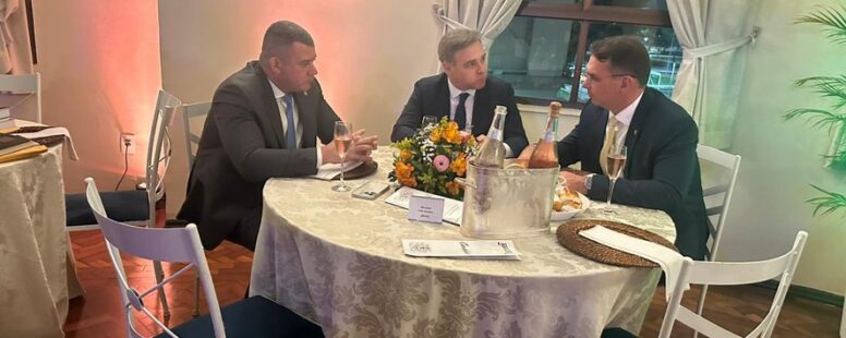 Oposição acusa ministro André Mendonça de “blindagem eleitoral” ao manter sob sigilo gastos de Flávio Bolsonaro com o filme Dark Horse
