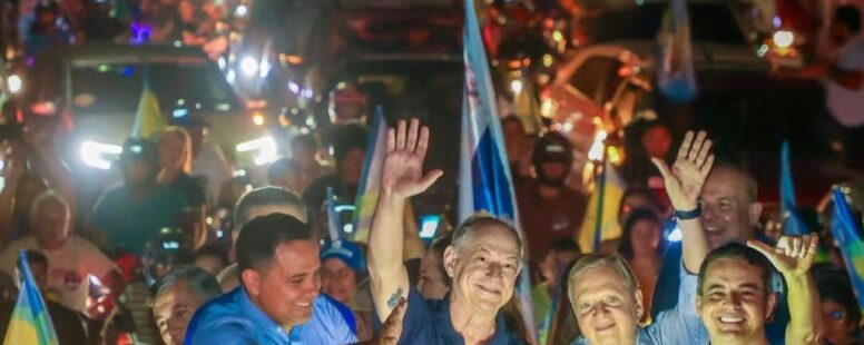 Ciro Gomes reúne Tasso Jereissati e prefeito Roberto Filho em motocarreata pelas ruas de Iguatu