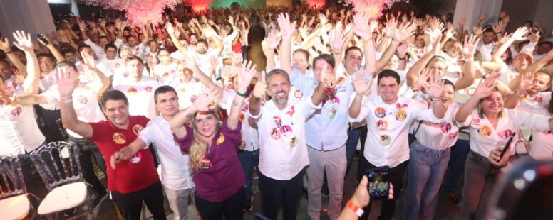 Elmano de Freitas reúne mais de 50 prefeitos em Fortaleza para alinhar estratégias de campanha rumo à reeleição após boa evolução nas pesquisas eleitorais