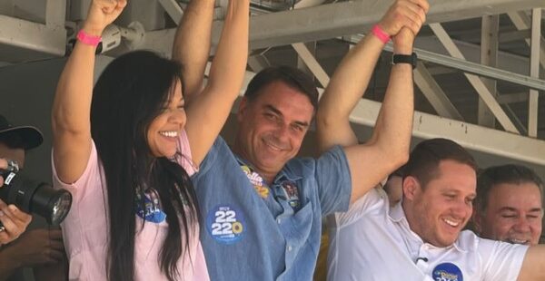 Em Juazeiro do Norte, Flávio Bolsonaro intensifica ataques ao STF em meio a cerco financeiro contra ele por causa do filme “Dark Horse”