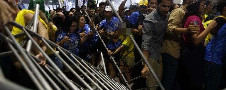 Evento de Flávio Bolsonaro no Conjunto Ceará termina em tumulto após ataques ao STF e silêncio sobre dinheiro pedido a Vorcaro