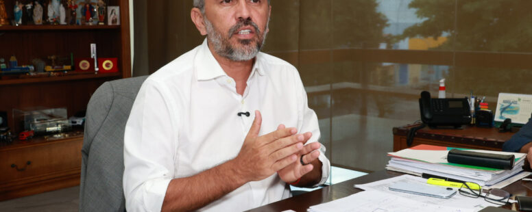 Governador Elmano de Freitas decreta ponto facultativo no próximo dia 30 e antecipa salário de servidores estaduais