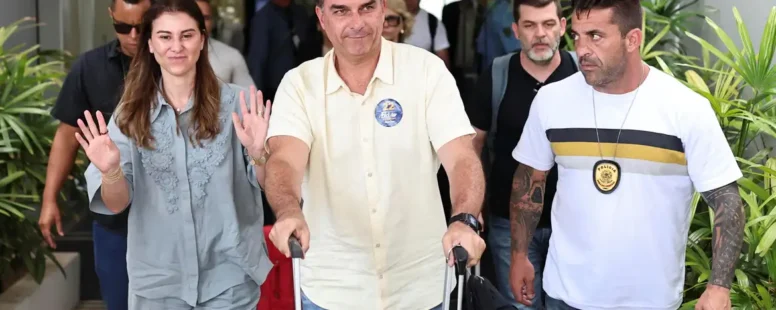 Flávio Bolsonaro e família devem chegar aos EUA nesta quarta-feira após passagem pelo Equador