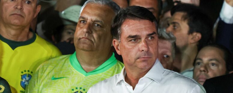 Alexandre de Moraes manda Flávio Bolsonaro entregar passaporte e o proíbe de deixar o país. Candidato derrotado, senador ficará sem cargo pela primeira vez em mais de 20 anos