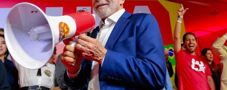 Campanha de Lula busca reverter abstenções, destacar ameaças de Flávio Bolsonaro a programas sociais e convoca “puxadores de votos” para guerra nas redes sociais