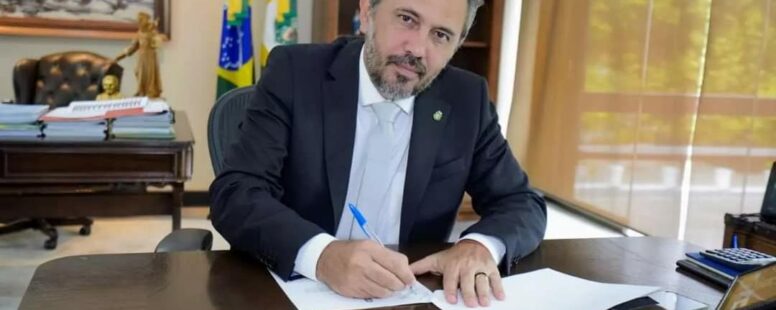 Governador Elmano de Freitas vai enviar para Assembleia Legislativa até o fim de outubro projeto que zera IPVA para motoristas de app e entregadores
