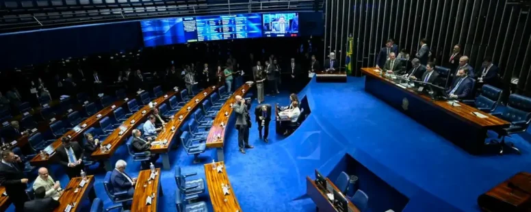 Davi Alcolumbre confirma votação do fim da escala 6×1 e diz que seguirá rito no Senado. Flávio Bolsonaro se esforça para barrar projeto e fala em mudar a Constituição
