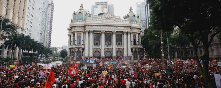 Estudantes ocupam ruas do Centro do Rio de Janeiro em ato em defesa de Lula e contra a extrema-direita. Fortaleza terá manifestação nesta quinta-feira