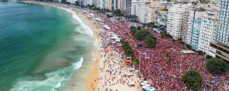 Milhares de apoiadores de Lula tomam a orla da Praia de Copacabana no Rio de Janeiro durante feriado de Nossa Senhora Aparecida