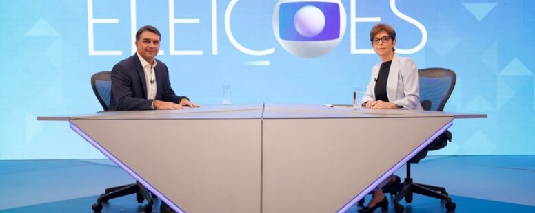 Sob panelaço em várias capitais, Flávio Bolsonaro usa entrevista na Globo para atacar Lula, mas foge das perguntas que envolvem denúncias contra ele e a família
